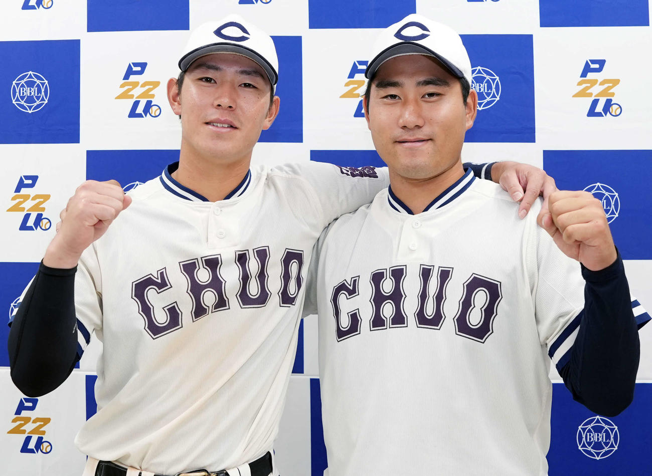 中大対駒大　駒大に勝利し会見でガッツポーズをする中大・皆川（左）と岩城（撮影・小島史椰）