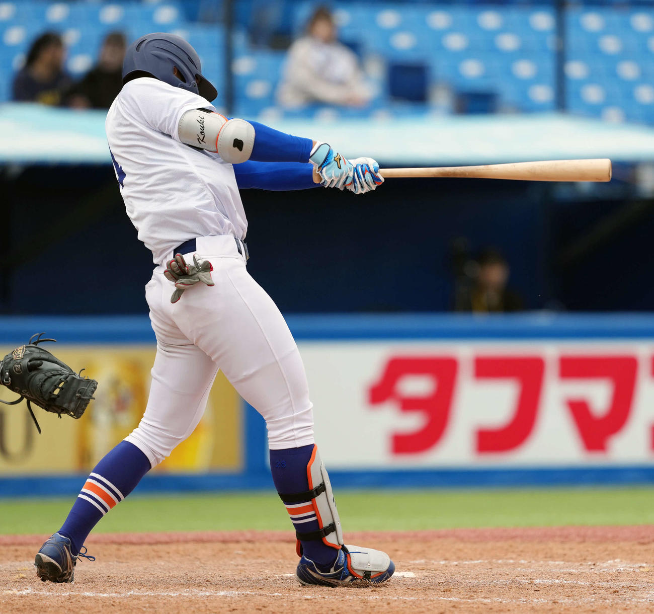 中大対駒大　3回裏駒大1死一、二塁、適時二塁打を放つ駒大・吉村（撮影・小島史椰）