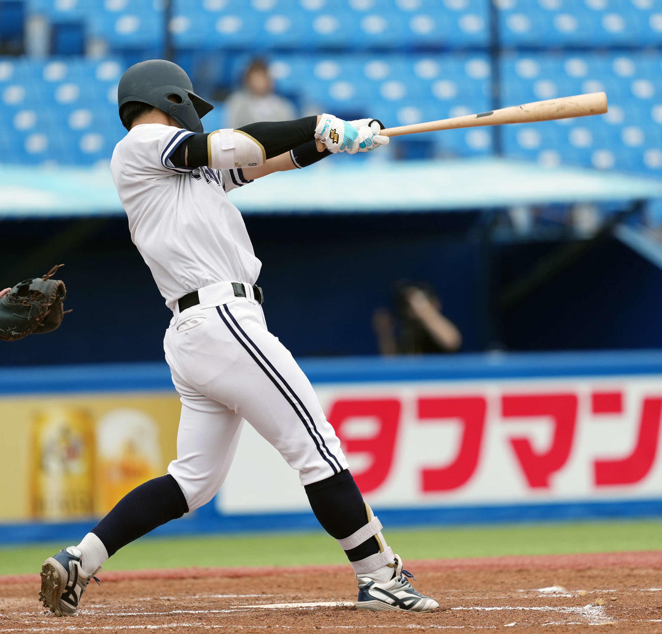 中大対駒大　1回表中大無死一、二塁、先制2点適時二塁打を放つ中大・皆川（撮影・小島史椰）