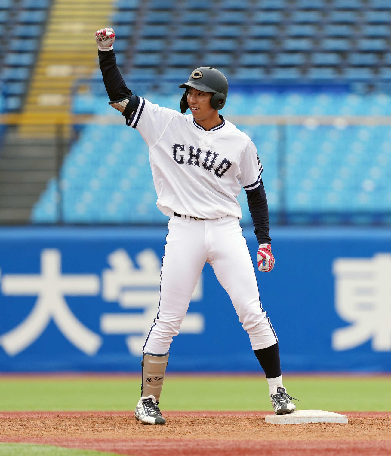 中大対駒大　2回表中大2死一、三塁、2点適時二塁打を放ちガッツポーズをする中大・松嶋（撮影・小島史椰）