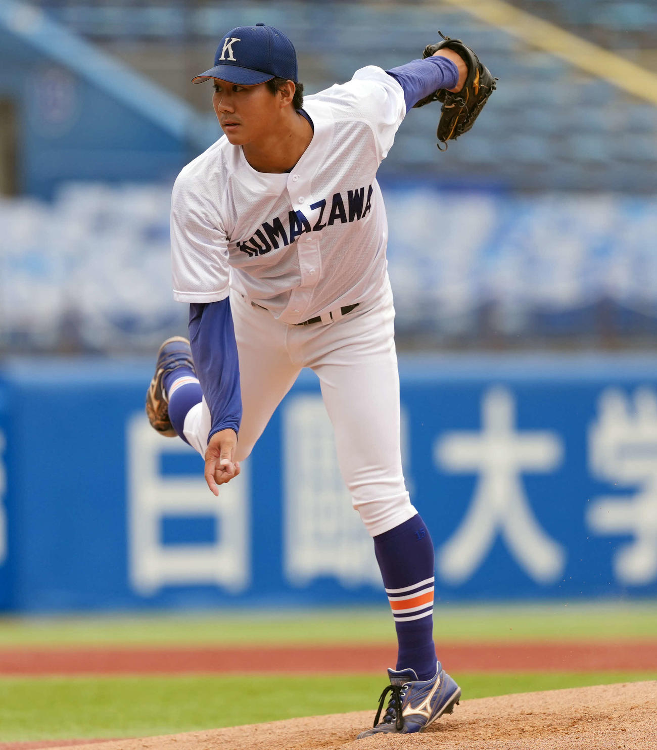 中大対駒大　2回表から登板し力投する駒大・本間（撮影・小島史椰）