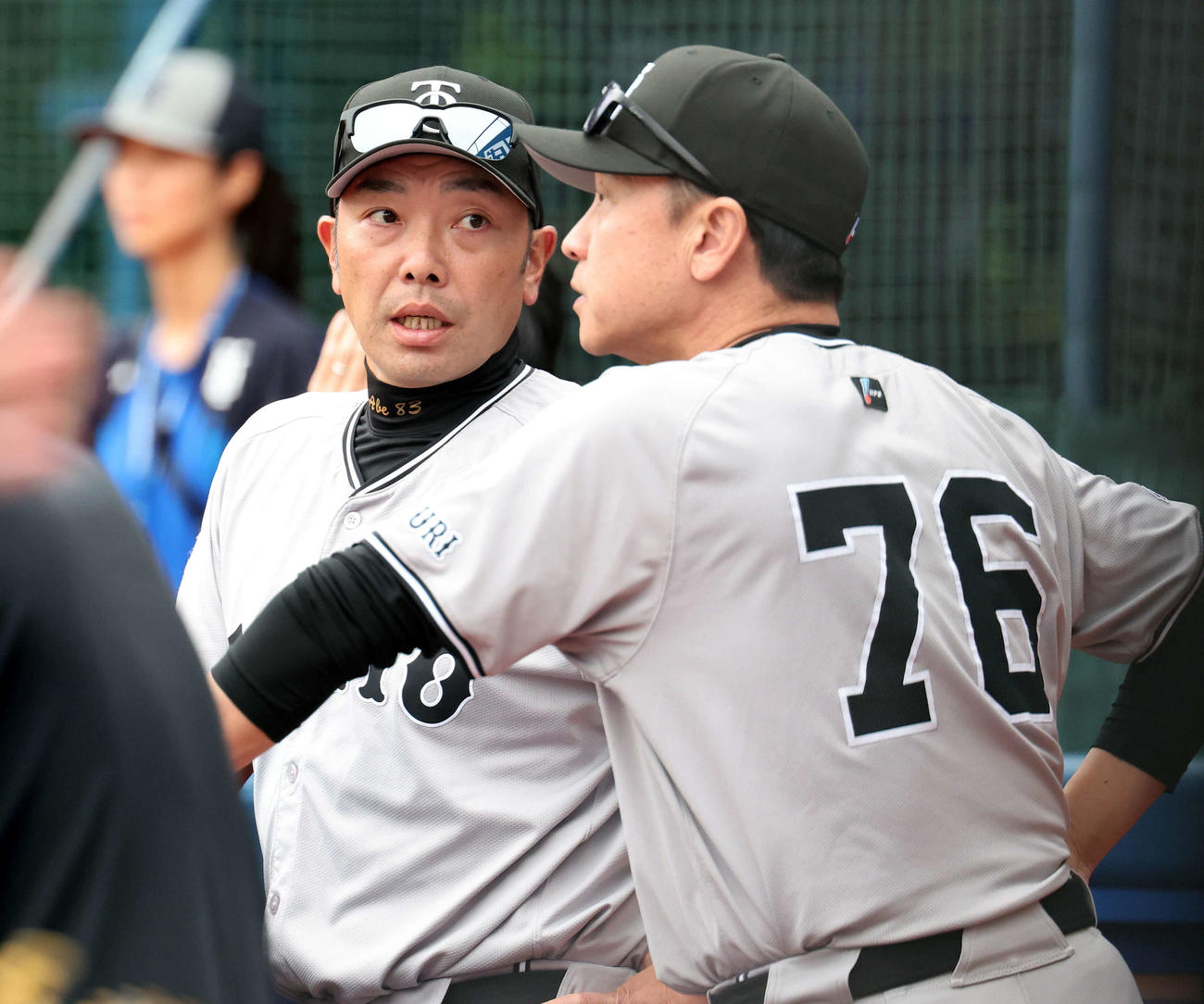 12日のDeNA対巨人　巨人二岡ヘッドコーチ（手前）と話す阿部監督（撮影・浅見桂子）