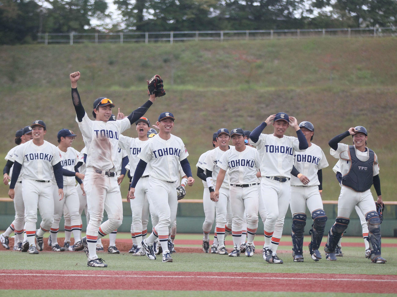 東北福祉大対仙台大　優勝を決め笑顔の東北福祉大ナイン（撮影・高橋香奈）