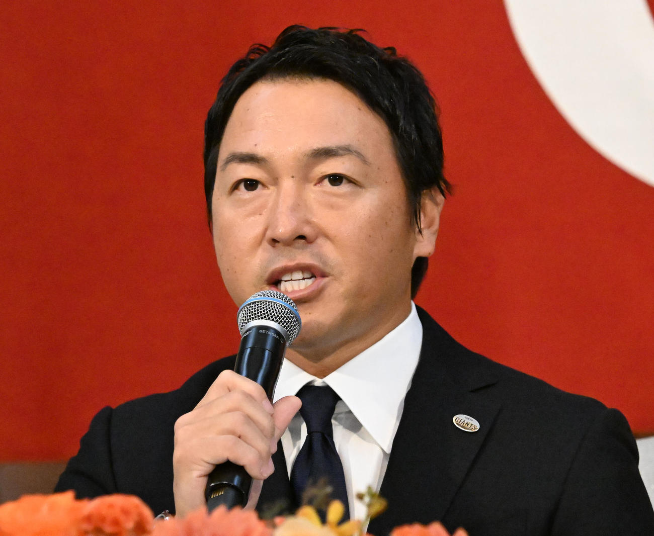現役引退の記者会見をする巨人長野外野手（撮影・千葉一成）