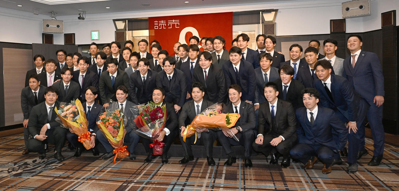 現役引退記者会見に駆けつけた選手やコーチらと記念撮影に臨む巨人長野外野手（前列中央）（撮影・千葉一成）
