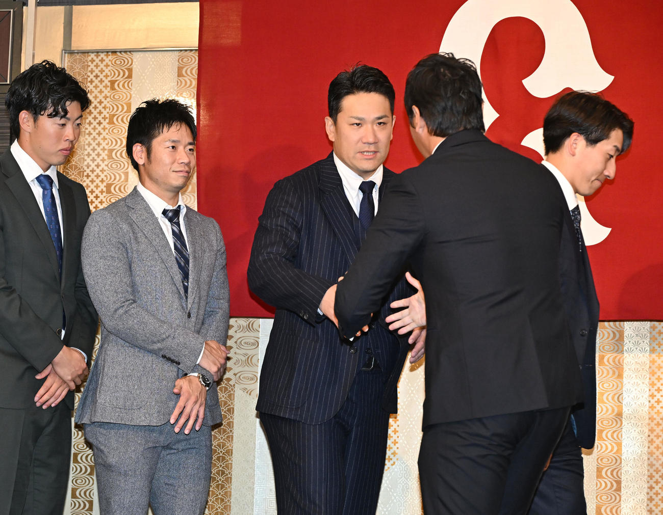 現役引退記者会見に駆けつけ巨人長野と握手で別れを惜しむむ田中（中央）（撮影・千葉一成）