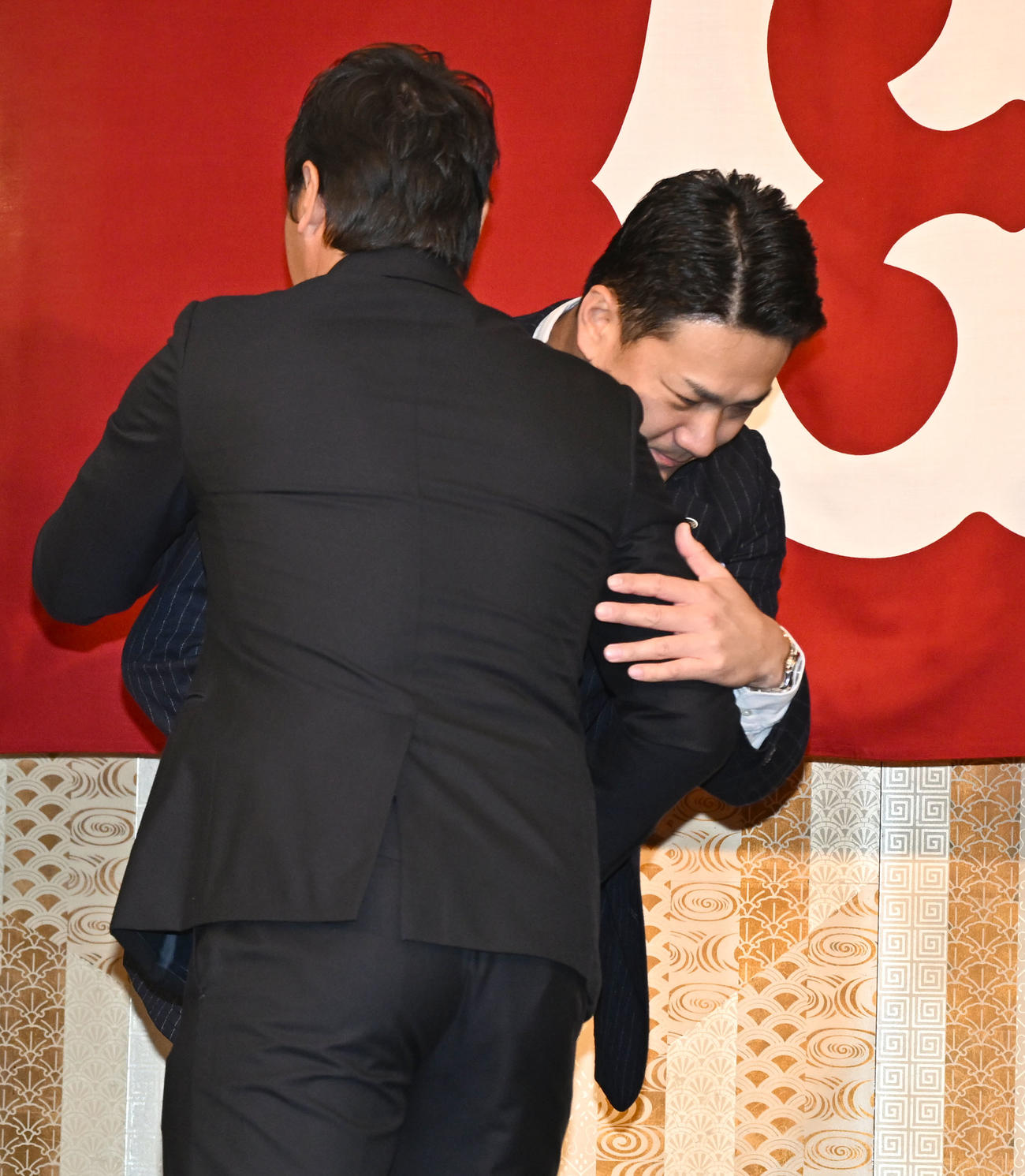 現役引退記者会見に駆けつけ巨人長野と抱き合って別れを惜しむむ田中（右）（撮影・千葉一成）