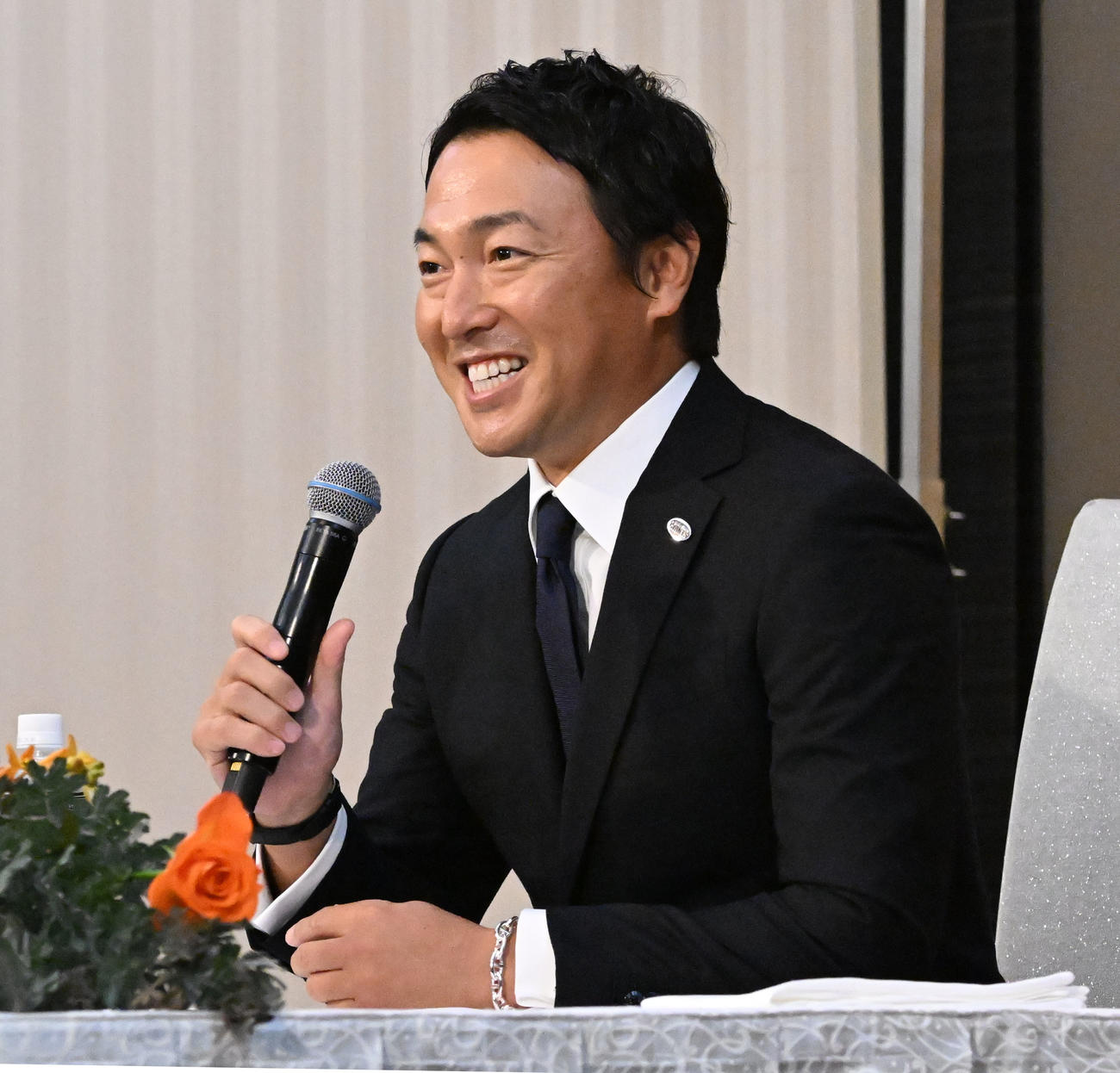 現役引退の記者会見をする巨人長野外野手（撮影・千葉一成）