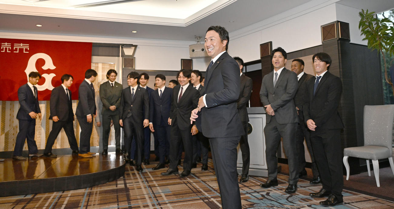 現役引退記者会見に駆けつけた大勢の選手やスタッフに驚く巨人長野外野手（手前）（撮影・千葉一成）