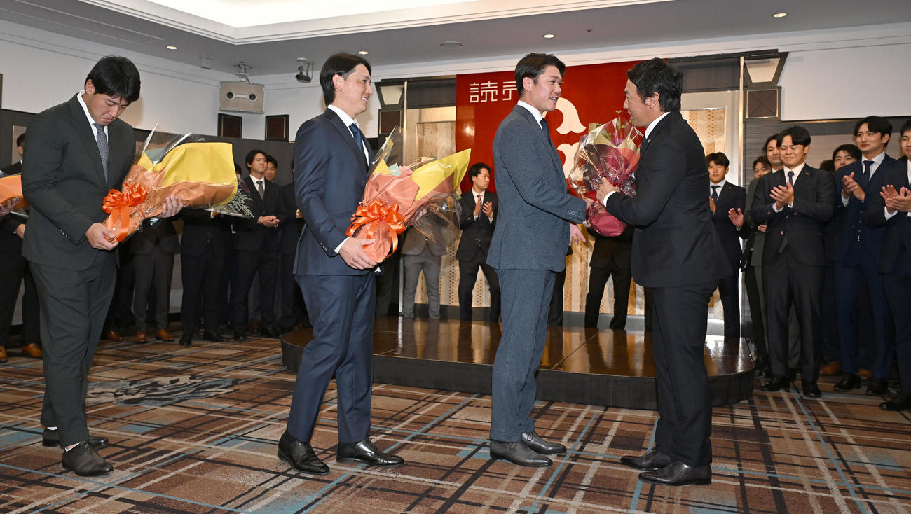 現役引退記者会見に駆けつけた坂本（左から3人目）らから花束を受け取る巨人長野外野手（撮影・千葉一成）