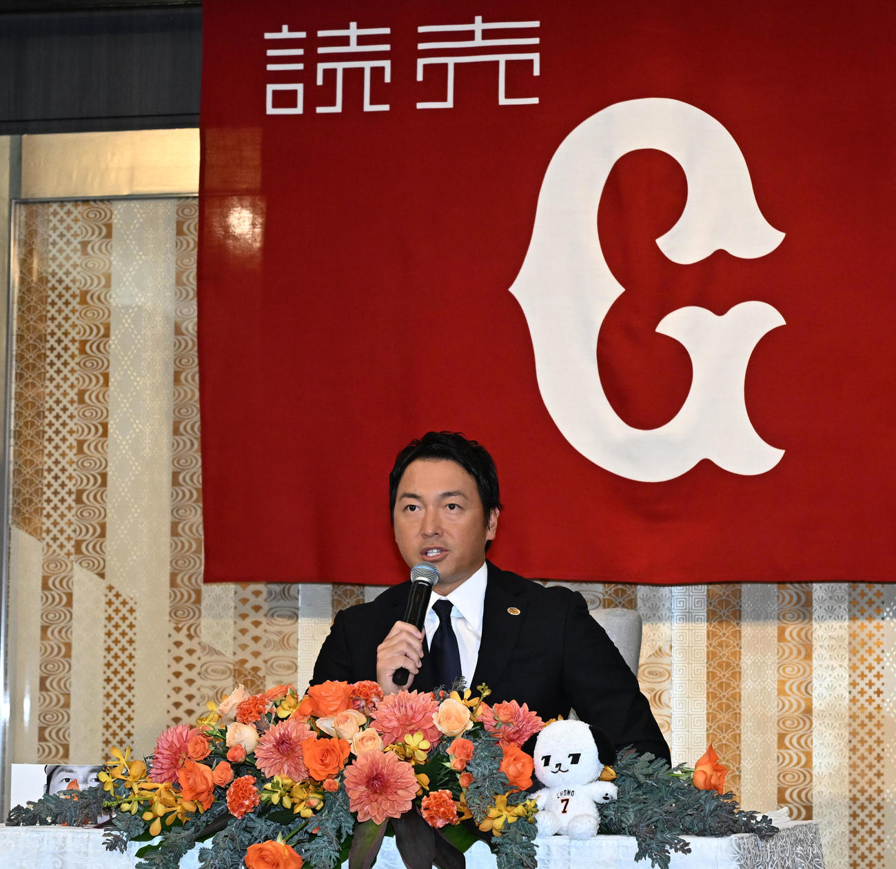 現役引退の記者会見をする巨人長野外野手（撮影・千葉一成）