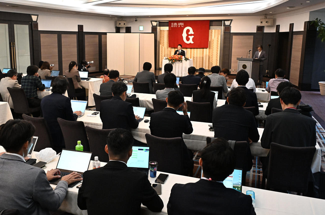 現役引退の記者会見をする巨人長野外野手（撮影・千葉一成）