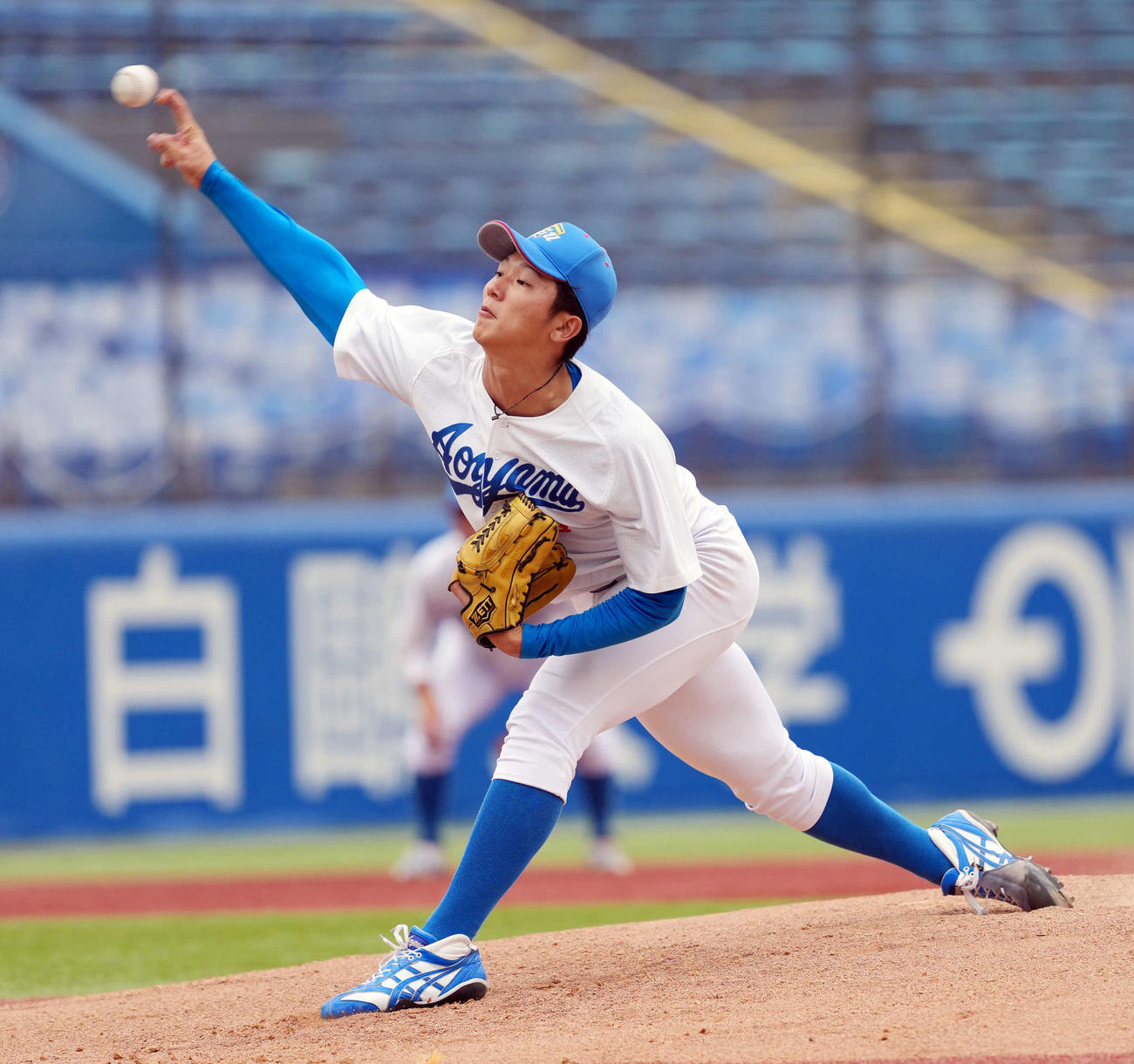 青学大対東洋大　先発の青学大・鈴木（撮影・小島史椰）