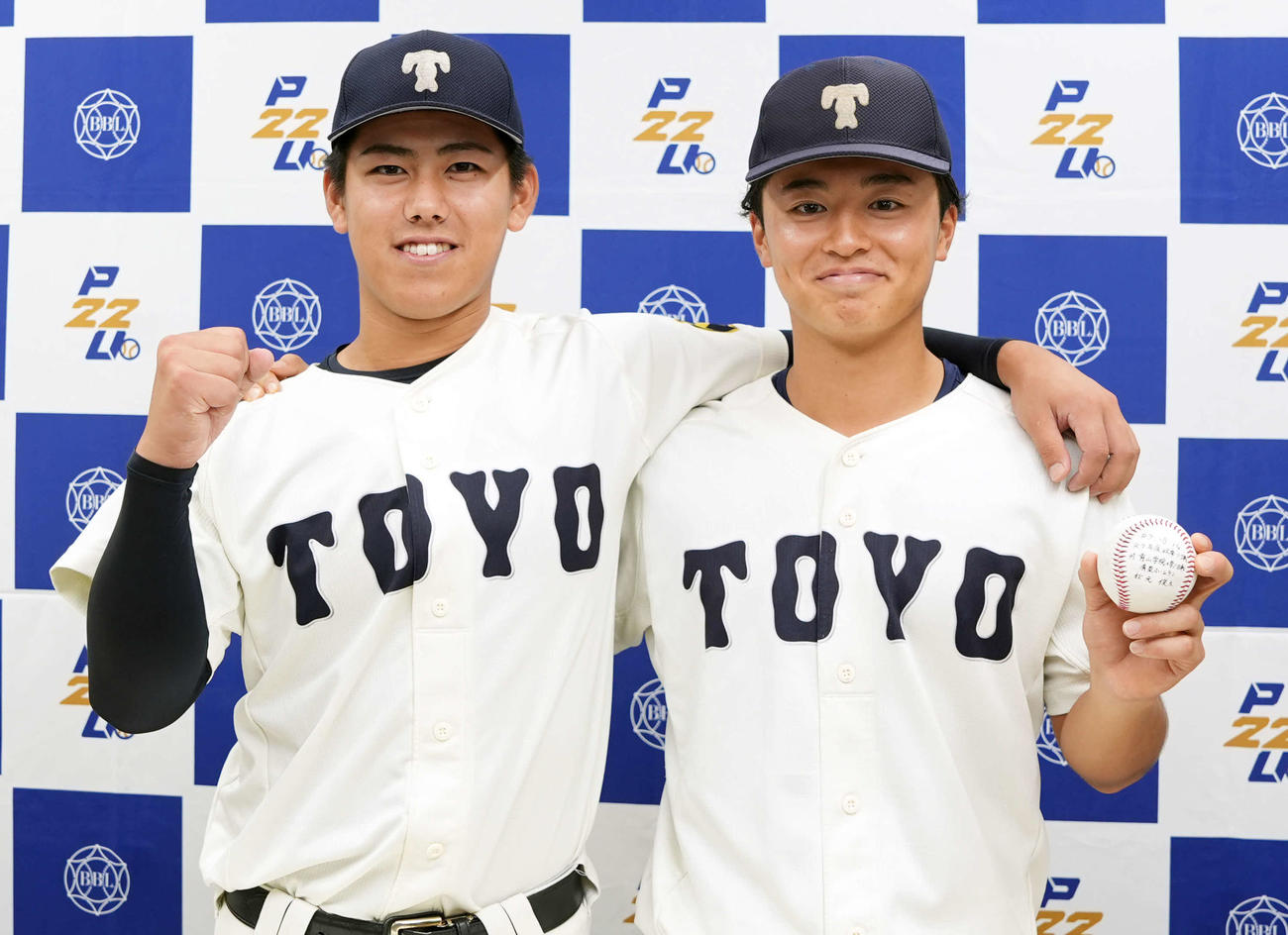 青学大に勝利しガッツポーズをする東洋大・大坪（左）と秋元（撮影・小島史椰）