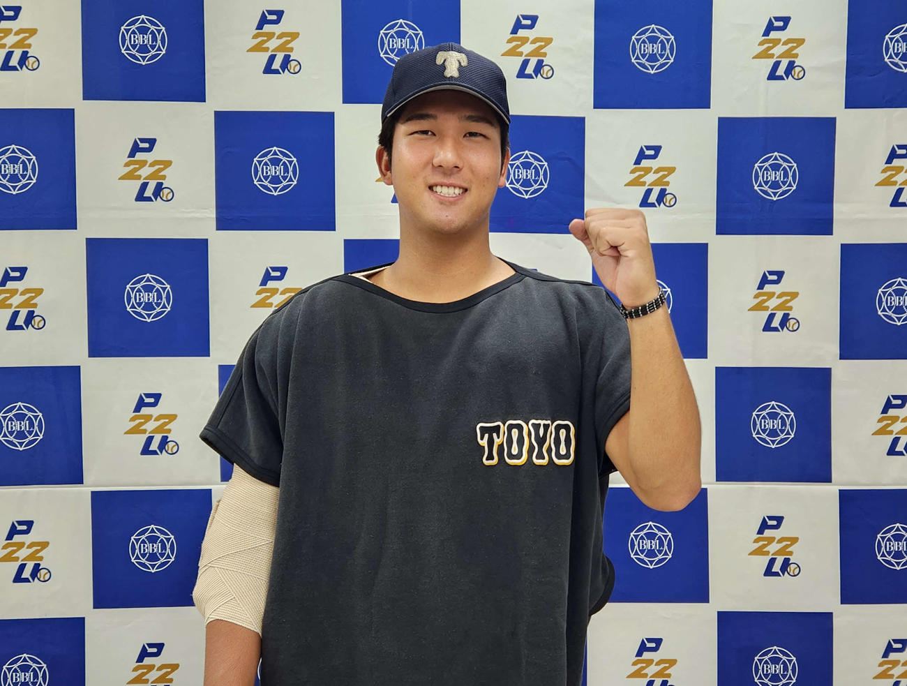 好救援で勝ち点1をあげ、ガッツポーズを見せる東洋大、島田（撮影・保坂淑子）