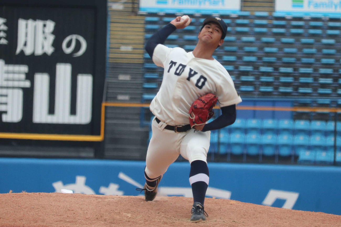 亜大対東洋大　3回から2番手としてマウウンドにあがった東洋大、島田（撮影・保坂淑子）