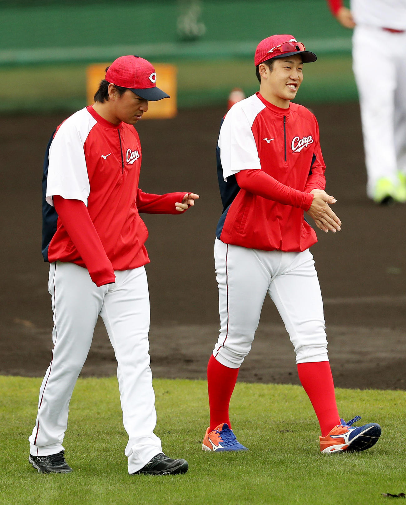 2019年2月、広島長野（左）と言葉を交わす小園