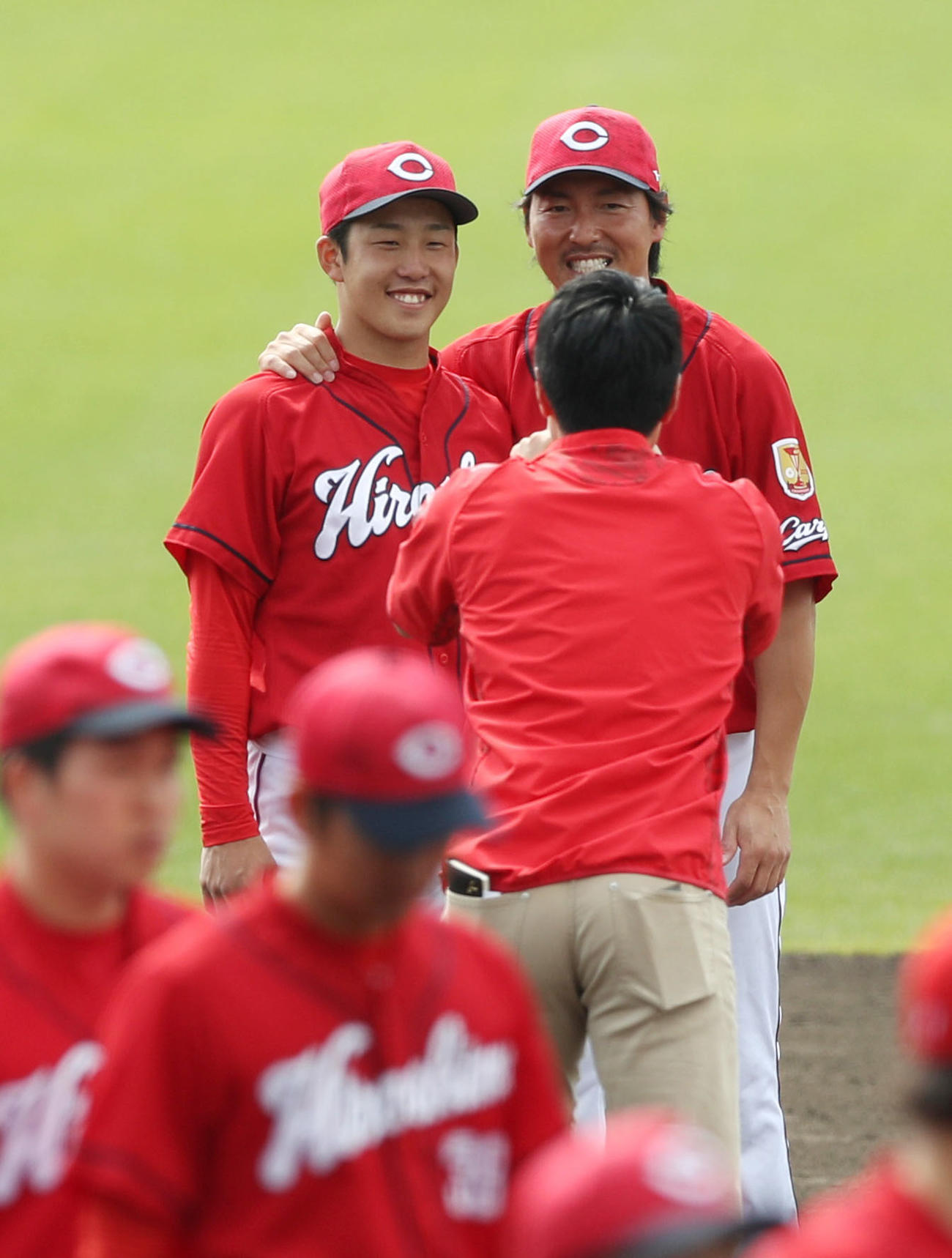 2019年2月、春季キャンプを打ち上げ、肩を組んで記念撮影する長野（右）と小園