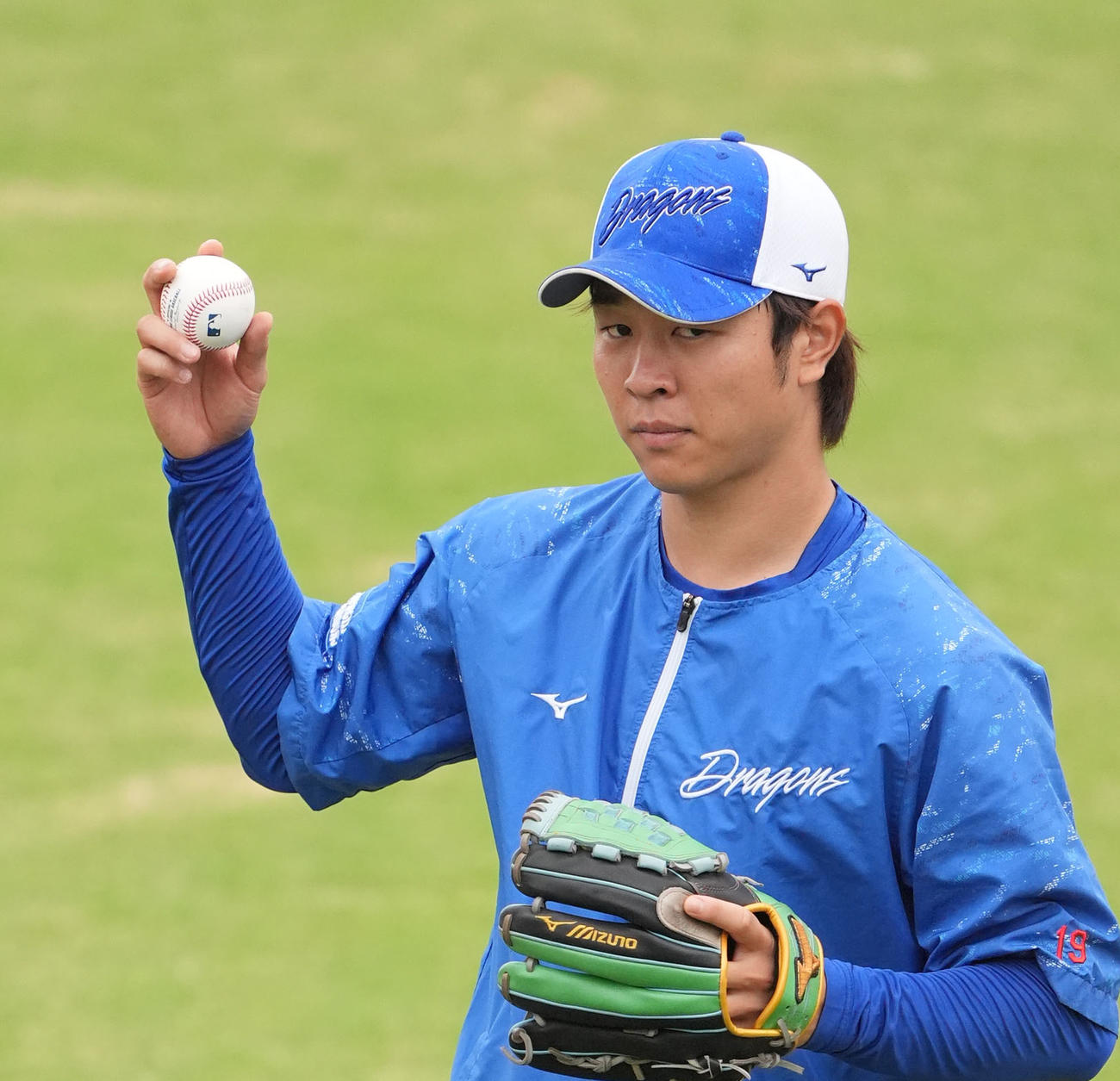 MLBロゴの入ったボールでキャッチボールをする高橋宏（撮影・森本幸一）
