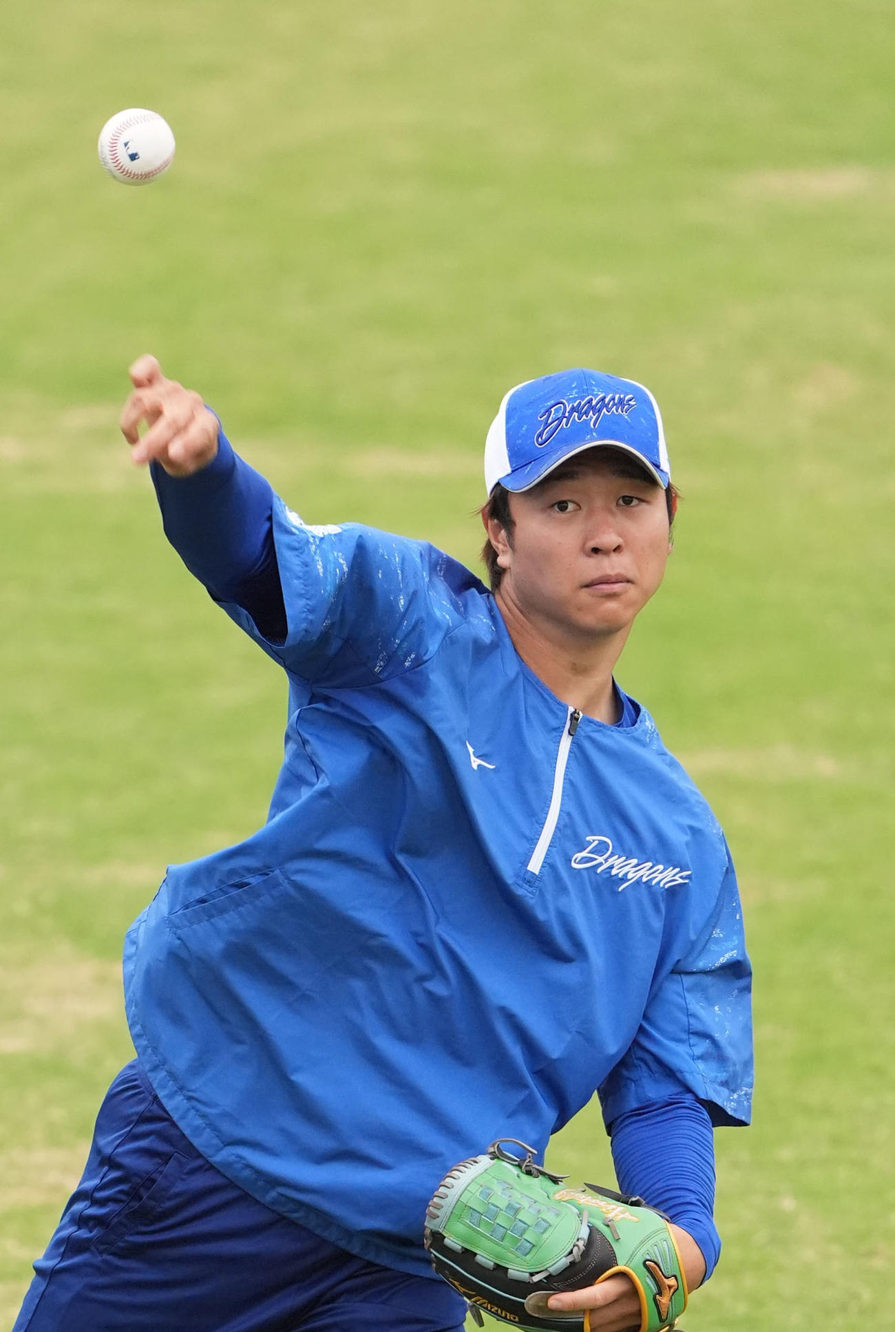 MLBロゴの入ったボールでキャッチボールをする高橋宏（撮影・森本幸一）