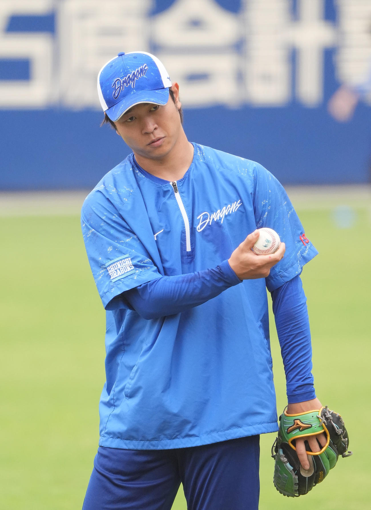 MLBロゴの入ったボールでキャッチボールをする高橋宏（撮影・森本幸一）