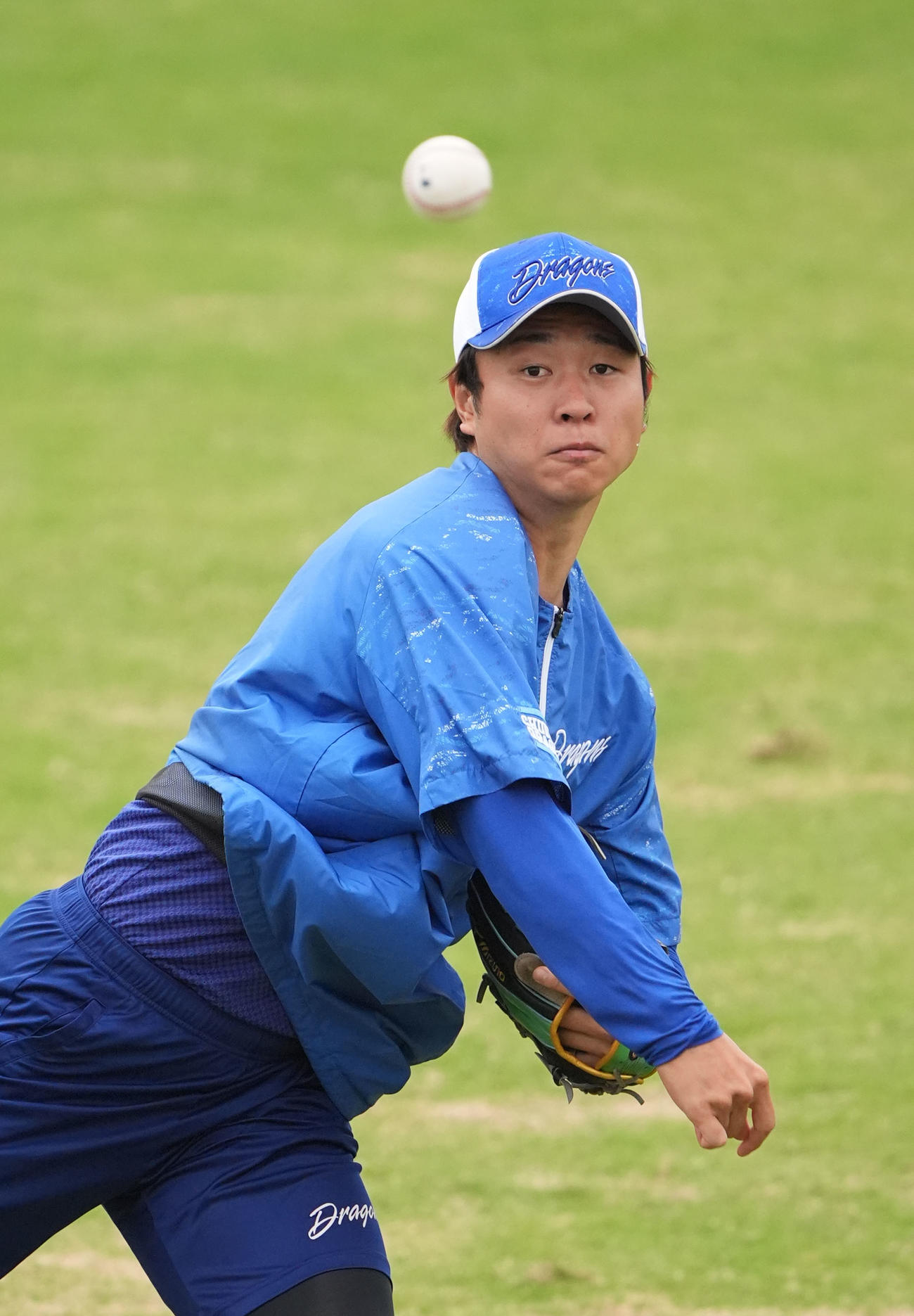 キャッチボールをする高橋宏（撮影・森本幸一）
