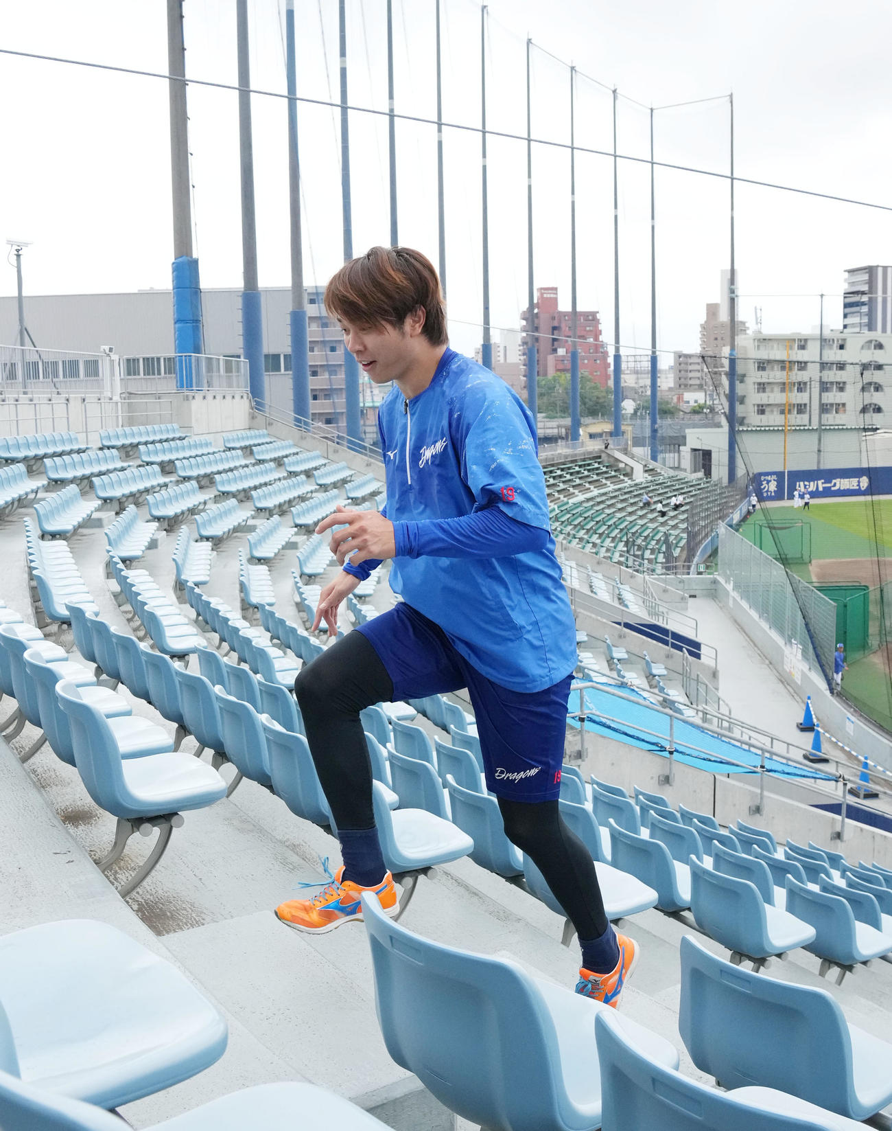 階段を利用しトレーニングに励む高橋宏（撮影・森本幸一）