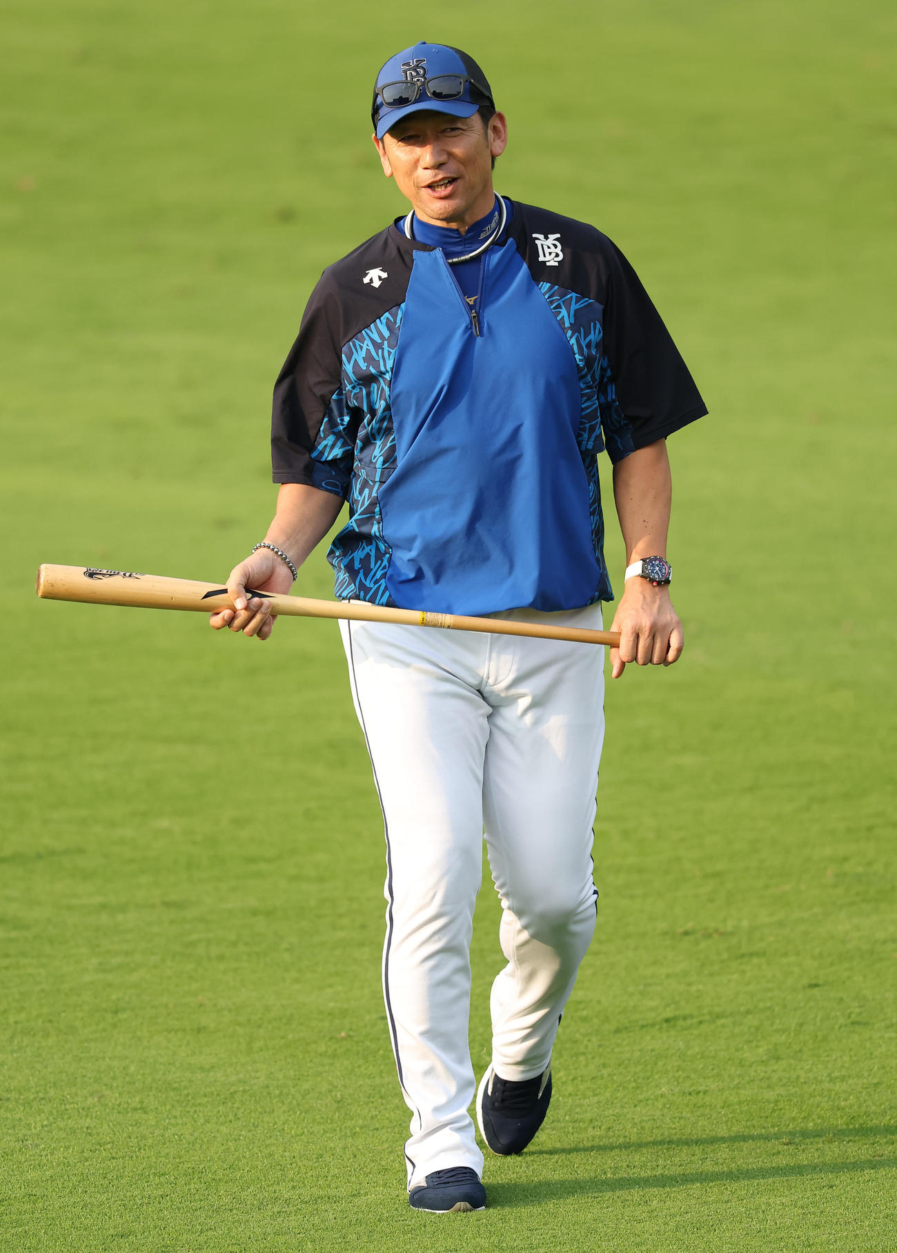 笑顔を見せながら外野を歩く三浦監督（撮影・上田博志）