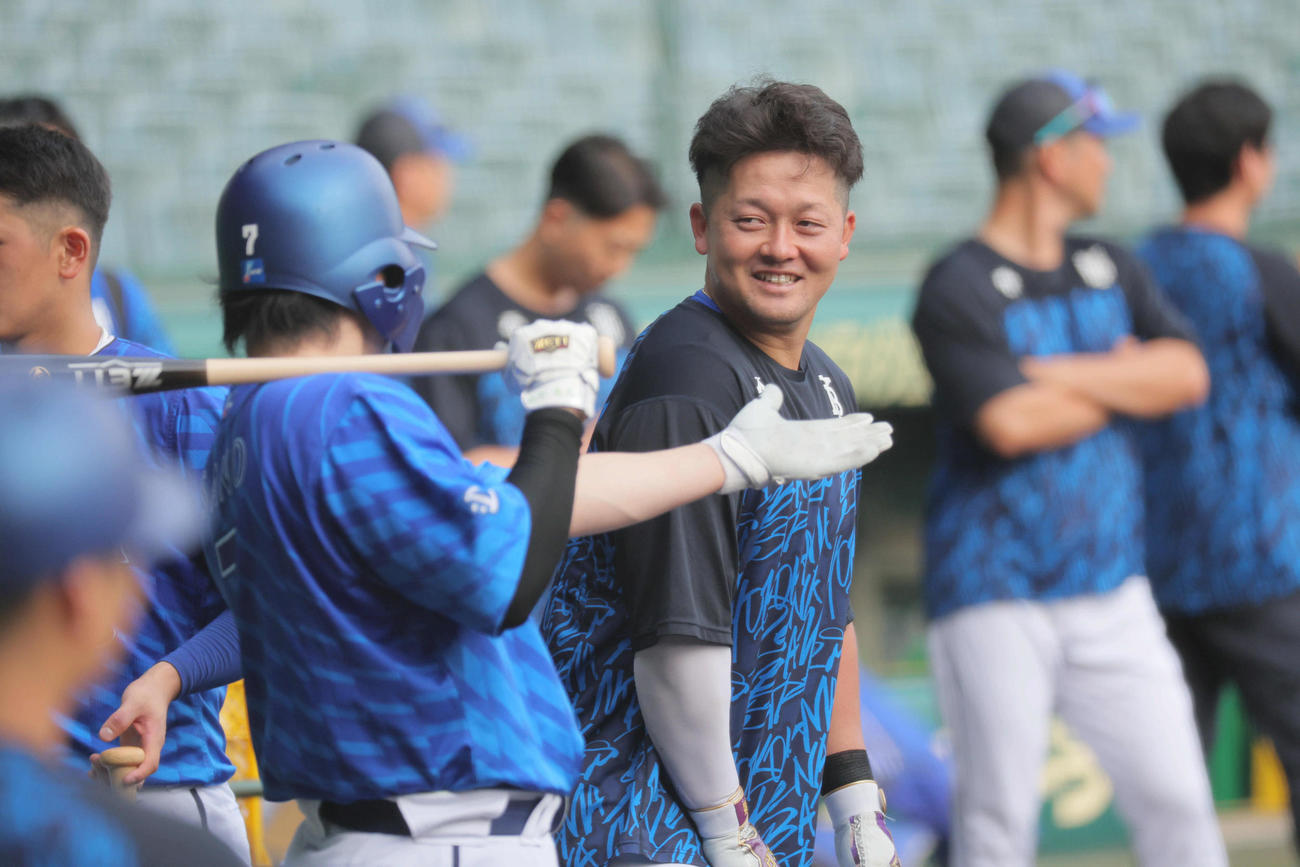 CSファイナルに向けて甲子園で練習するDeNA牧（撮影・宮崎幸一）