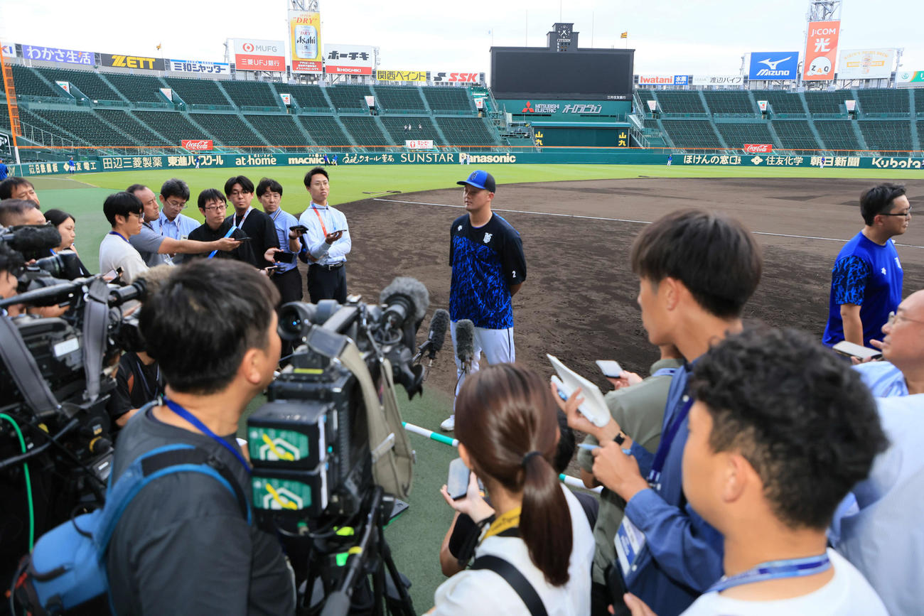 CSファイナルに向けて意気込みを語るDeNA牧（撮影・宮崎幸一）
