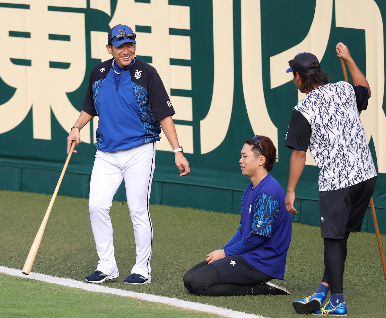 三浦監督（左）は笑顔を見せながら投手陣と話す（撮影・上田博志）