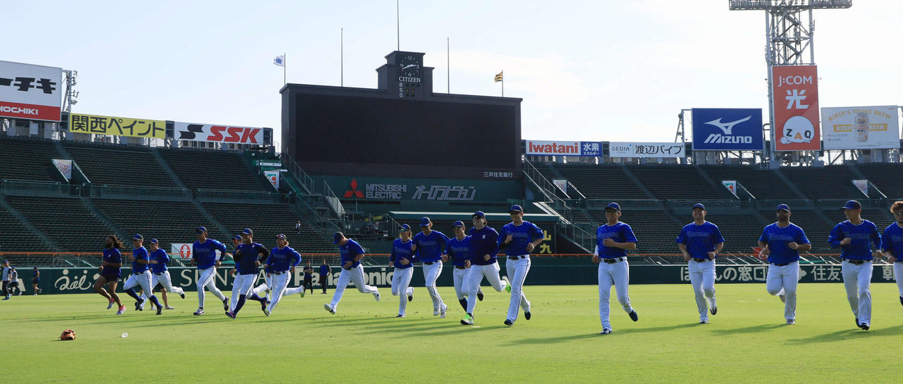 CSファイナルに向けて甲子園で練習するDeNAナイン（撮影・宮崎幸一）