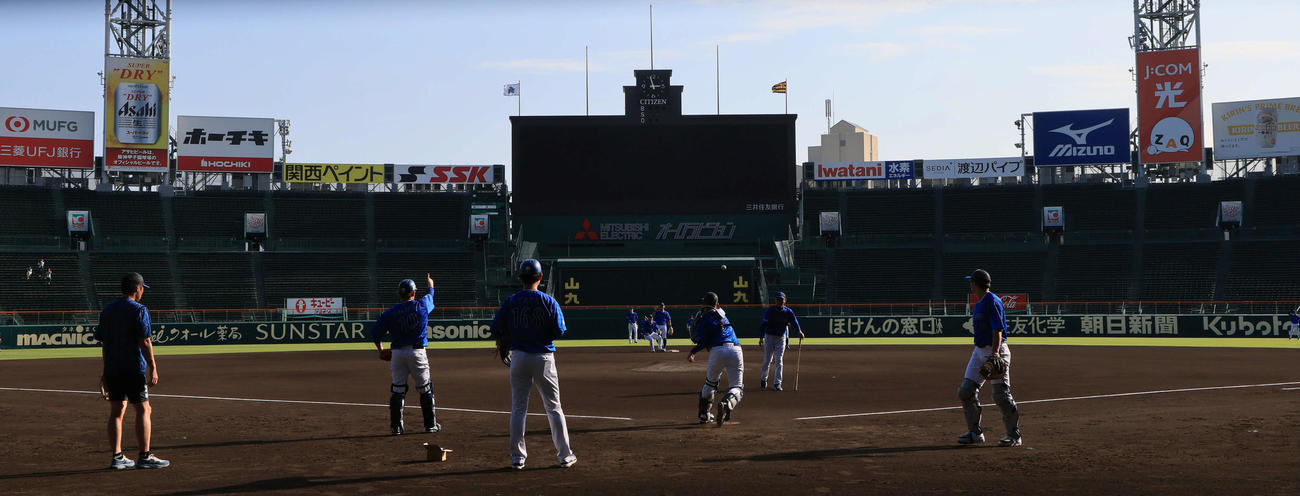 CSファイナルに向けて甲子園で練習するDeNAナイン（撮影・宮崎幸一）