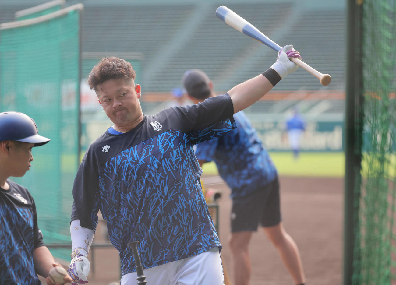CSファイナルに向けて甲子園で練習するDeNA牧（撮影・宮崎幸一）