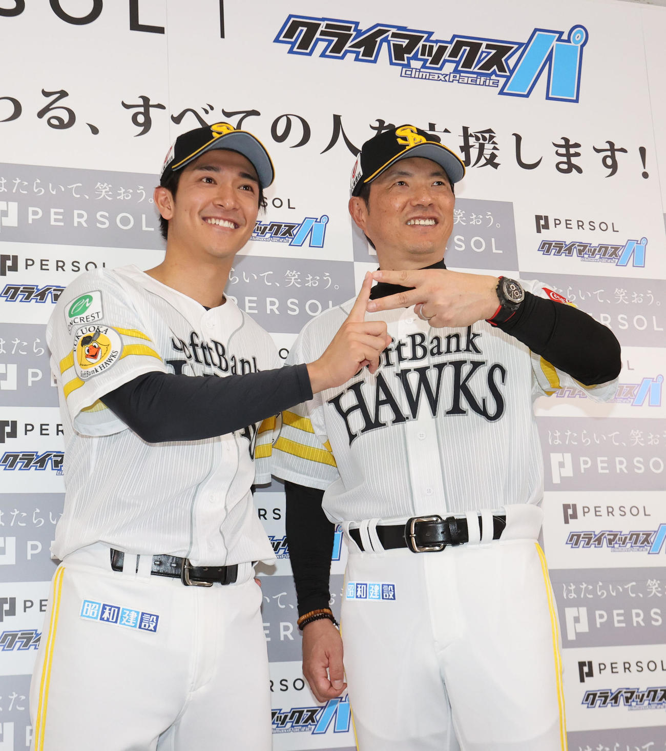 今季のスローガン「PS！（ピース）」のポーズで笑顔を見せるソフトバンク小久保監督（右）と柳町（撮影・梅根麻紀）