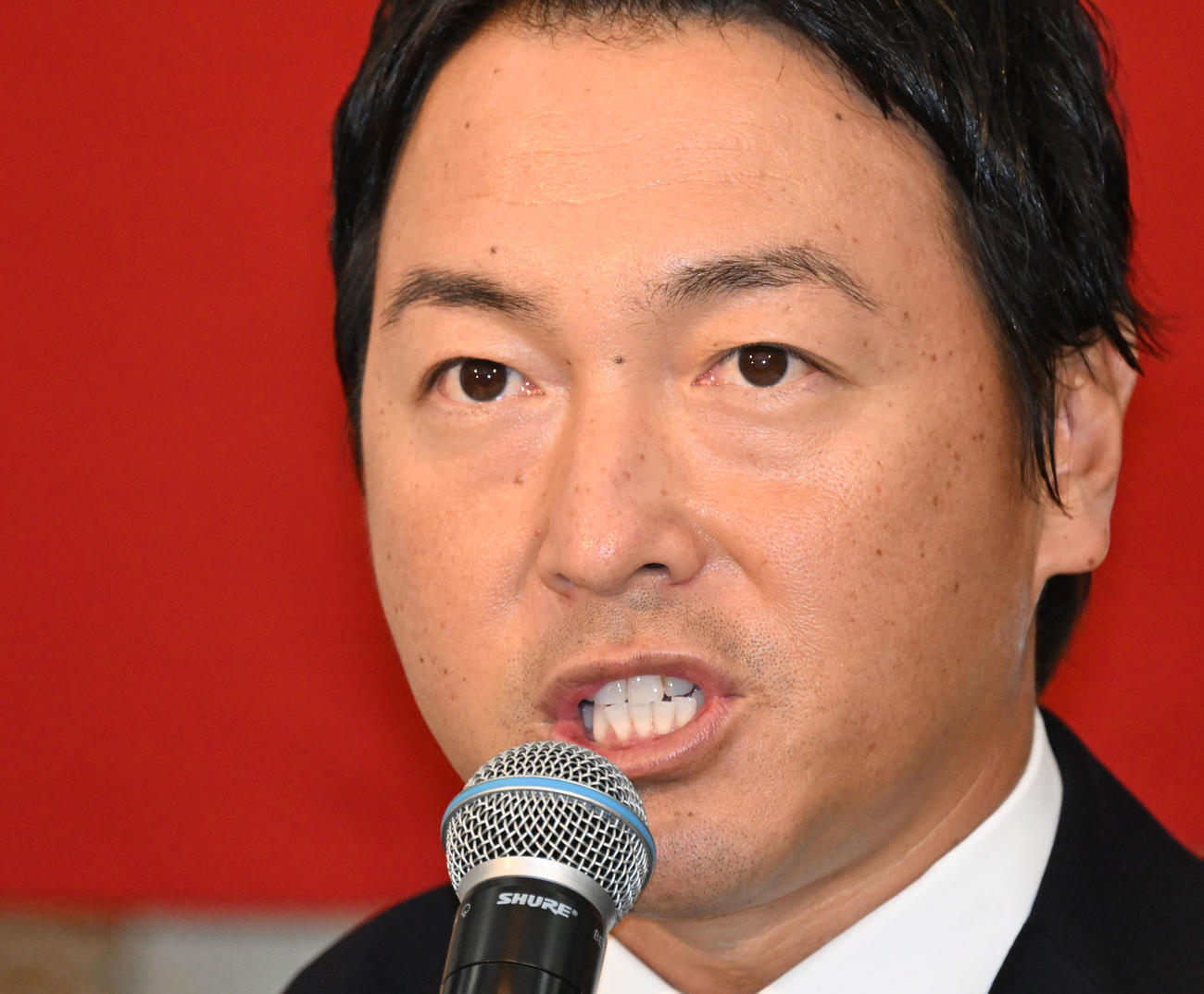 現役引退の記者会見をする巨人長野外野手（撮影・千葉一成）