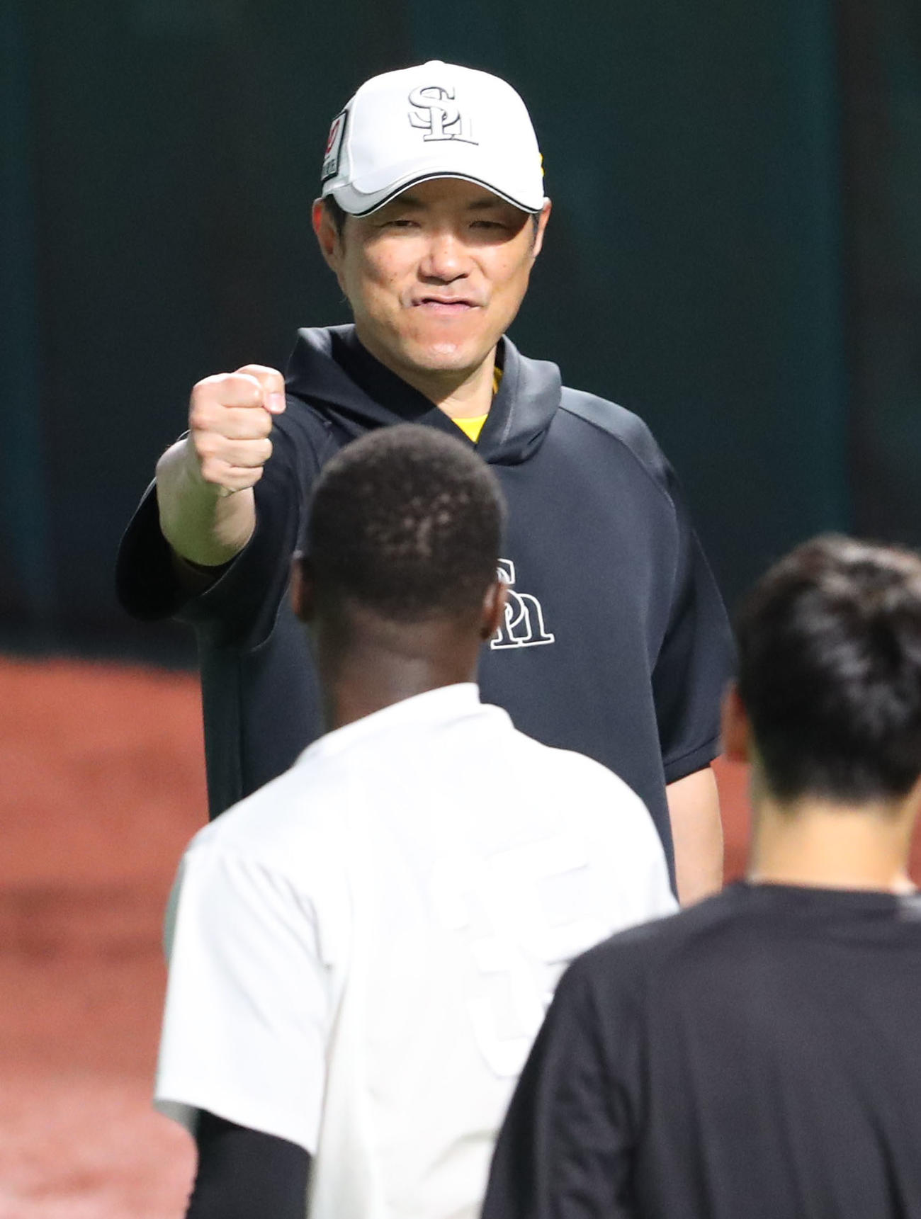 モイネロに声をかけるソフトバンク小久保監督（撮影・梅根麻紀）