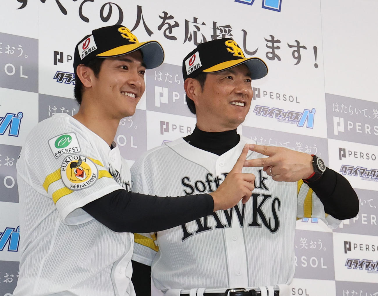 今季のスローガン「PS！（ピース）」のポーズで笑顔を見せるソフトバンク小久保監督と柳町（左）（撮影・梅根麻紀）