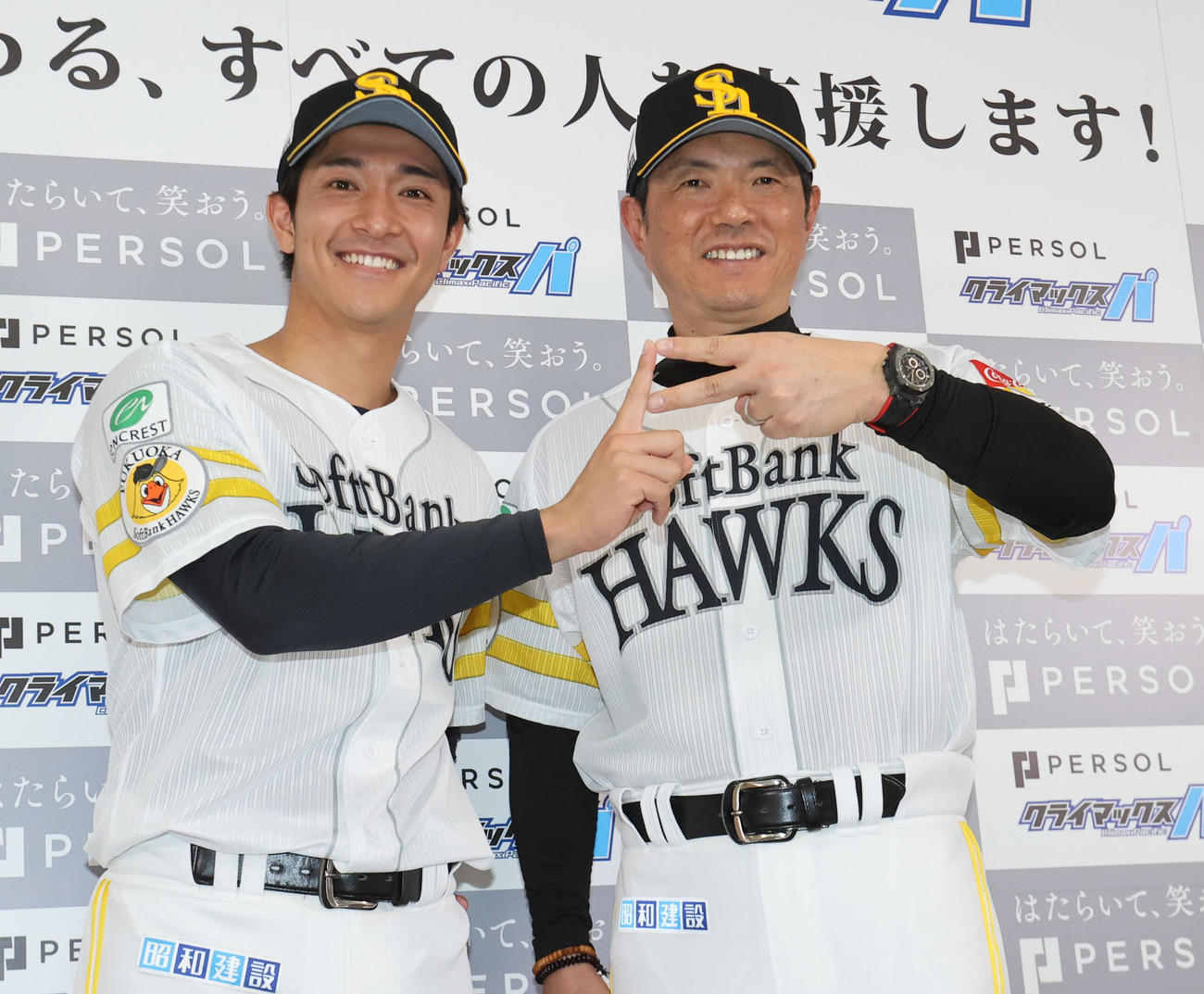 今季のスローガン「PS！（ピース）」のポーズで笑顔を見せるソフトバンク小久保監督と柳町（左）（撮影・梅根麻紀）