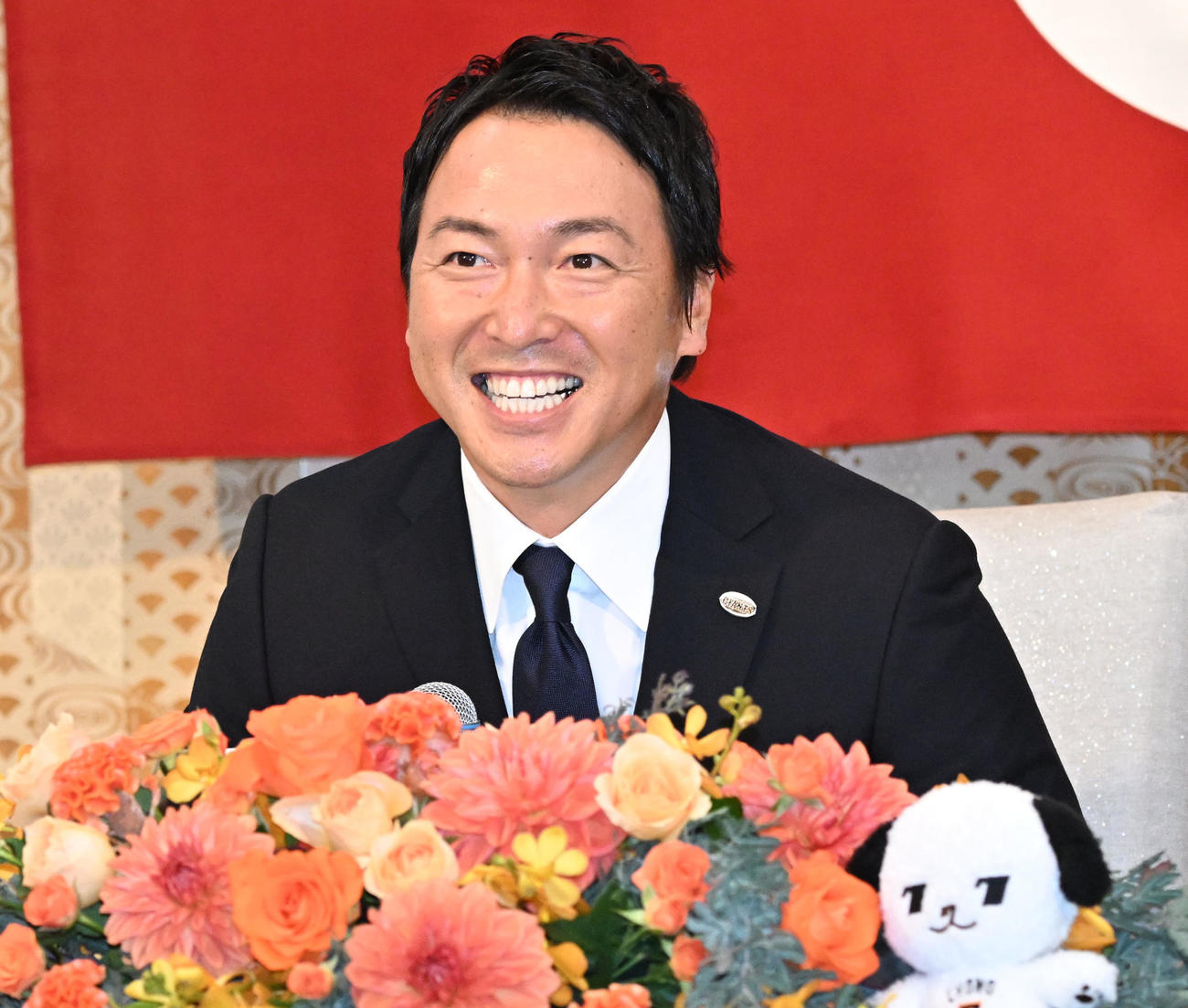 現役引退の記者会見をする巨人長野外野手（撮影・千葉一成）