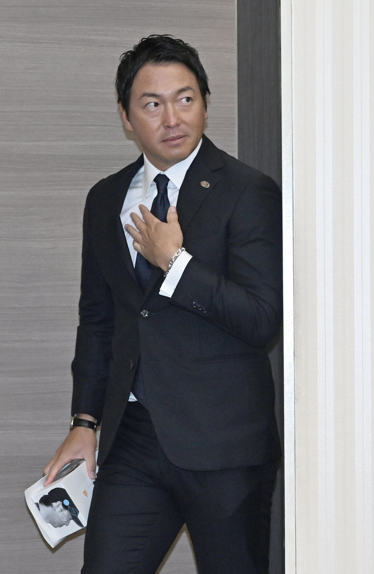 現役引退の記者会見に臨む巨人長野外野手（撮影・千葉一成）