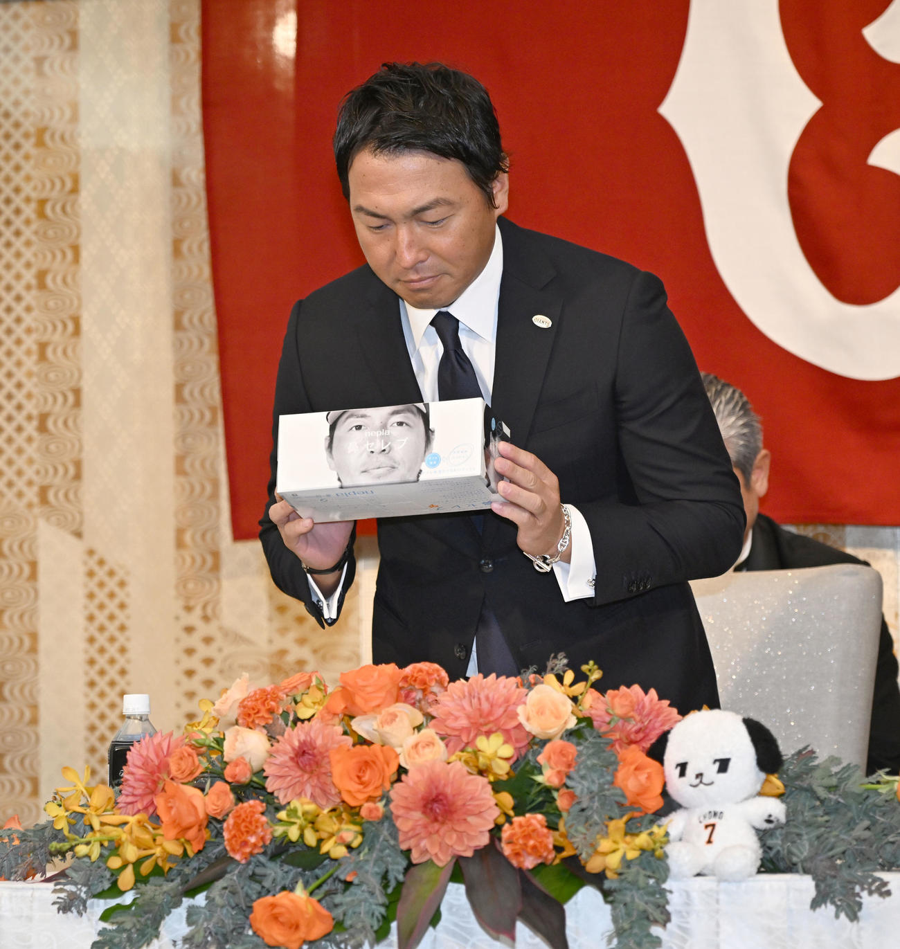 現役引退の記者会見に臨む巨人長野外野手（撮影・千葉一成）