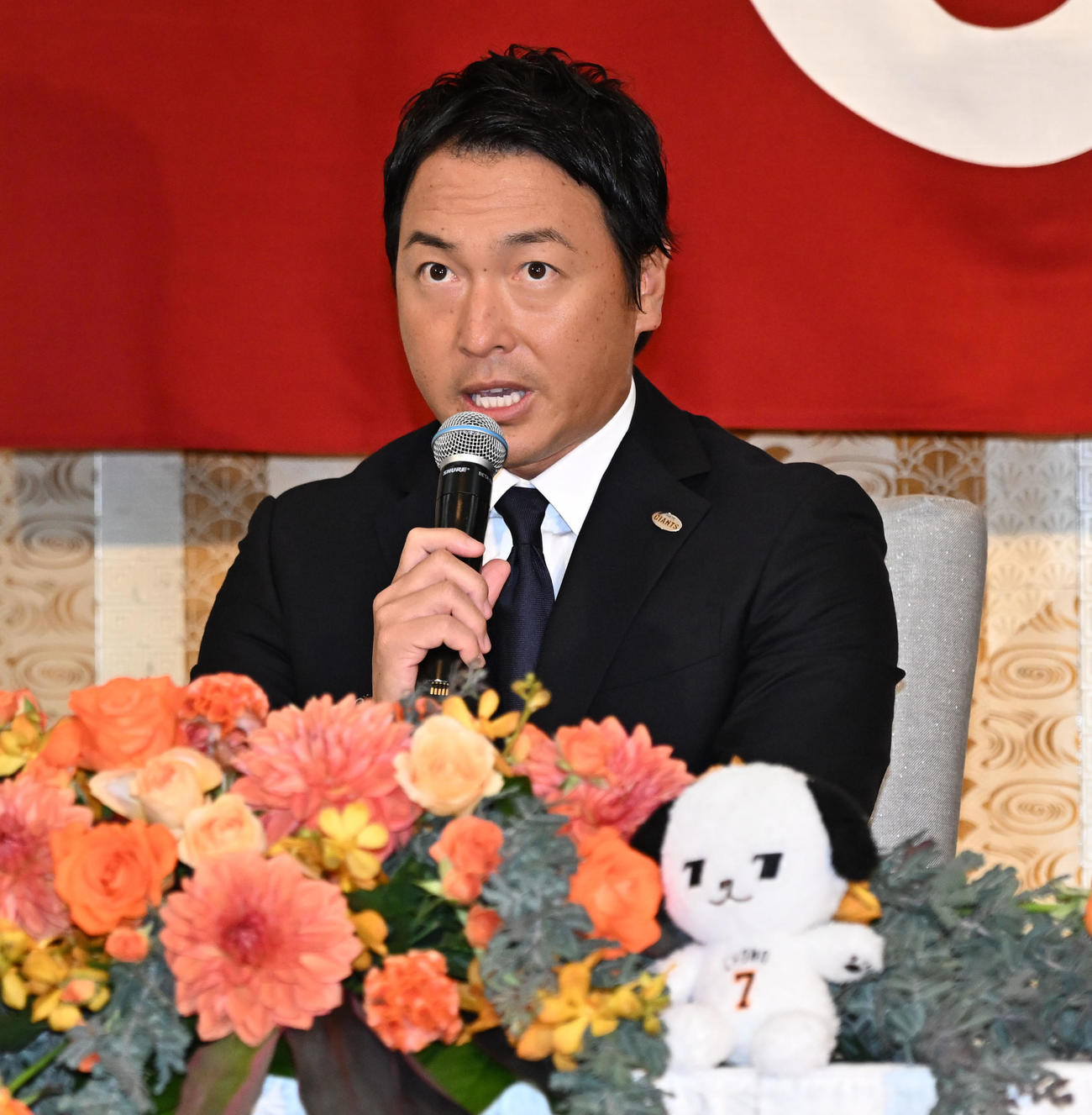現役引退の記者会見をする巨人長野外野手（撮影・千葉一成）