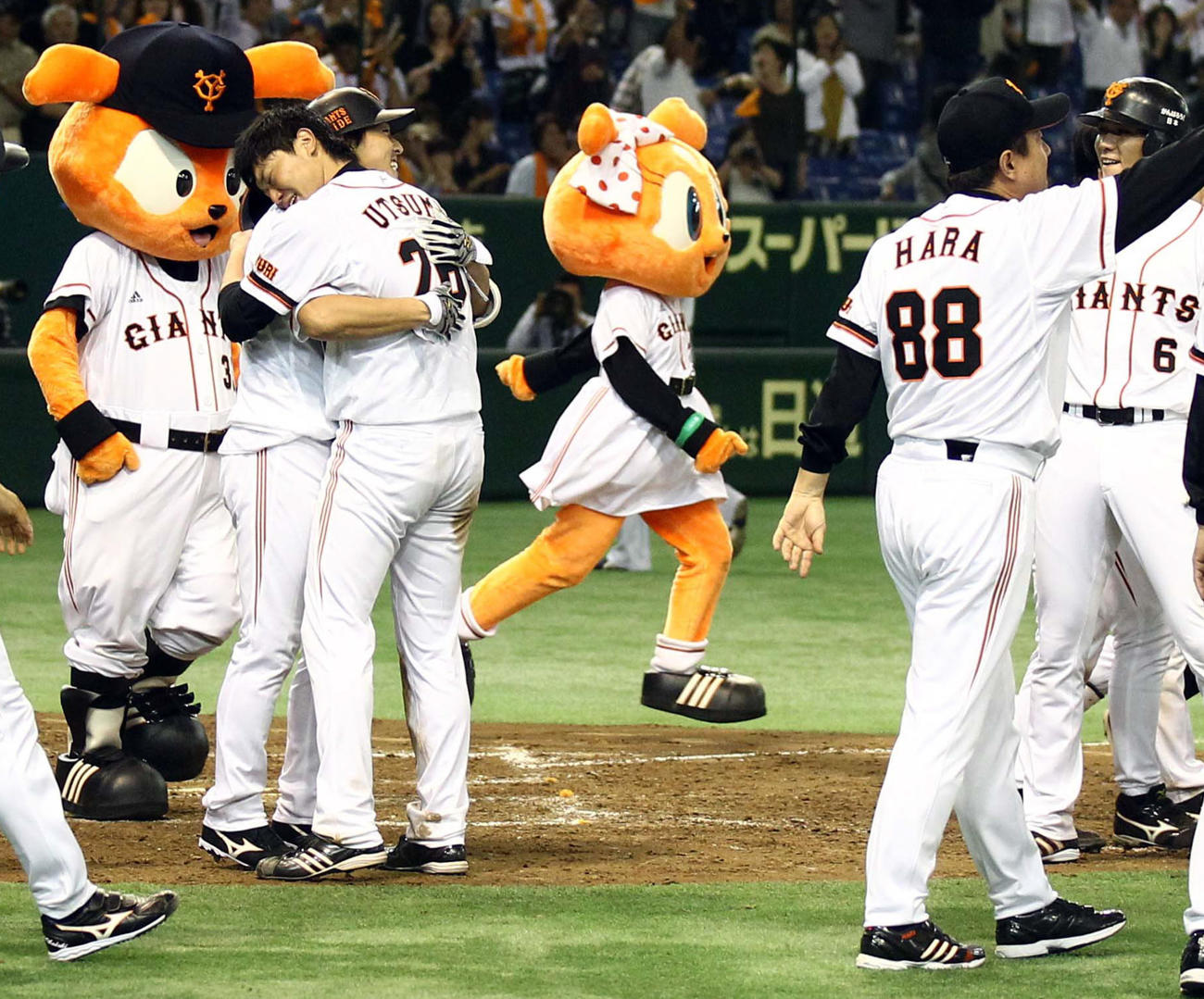 2011年10月22日巨人対横浜　9回裏巨人無死満塁、サヨナラ満塁本塁打を放った長野に、涙を流しながら抱きつく内海。右は原監督