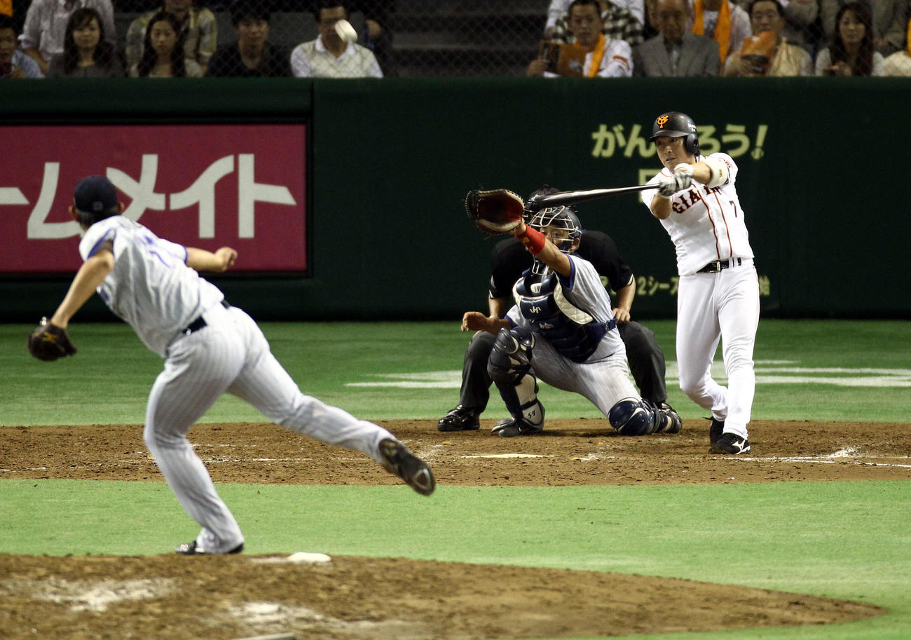 2011年10月22日巨人対横浜　9回裏巨人無死満塁、右越えにサヨナラとなる代打逆転満塁本塁打を放つ長野。投手山口