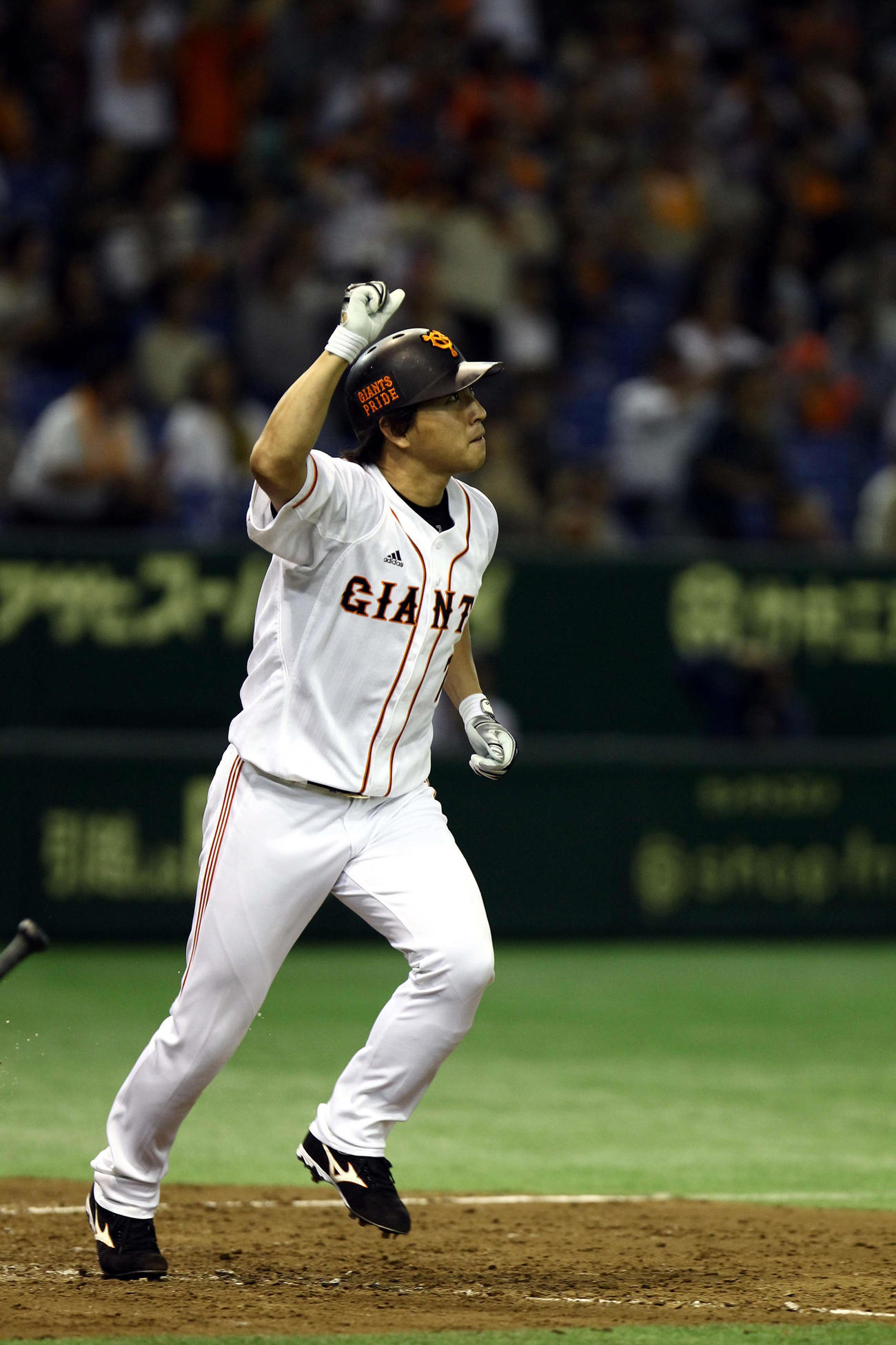 2011年10月22日巨人対横浜　9回裏巨人無死満塁、サヨナラ満塁本塁打を放ち、ガッツポーズを見せる長野