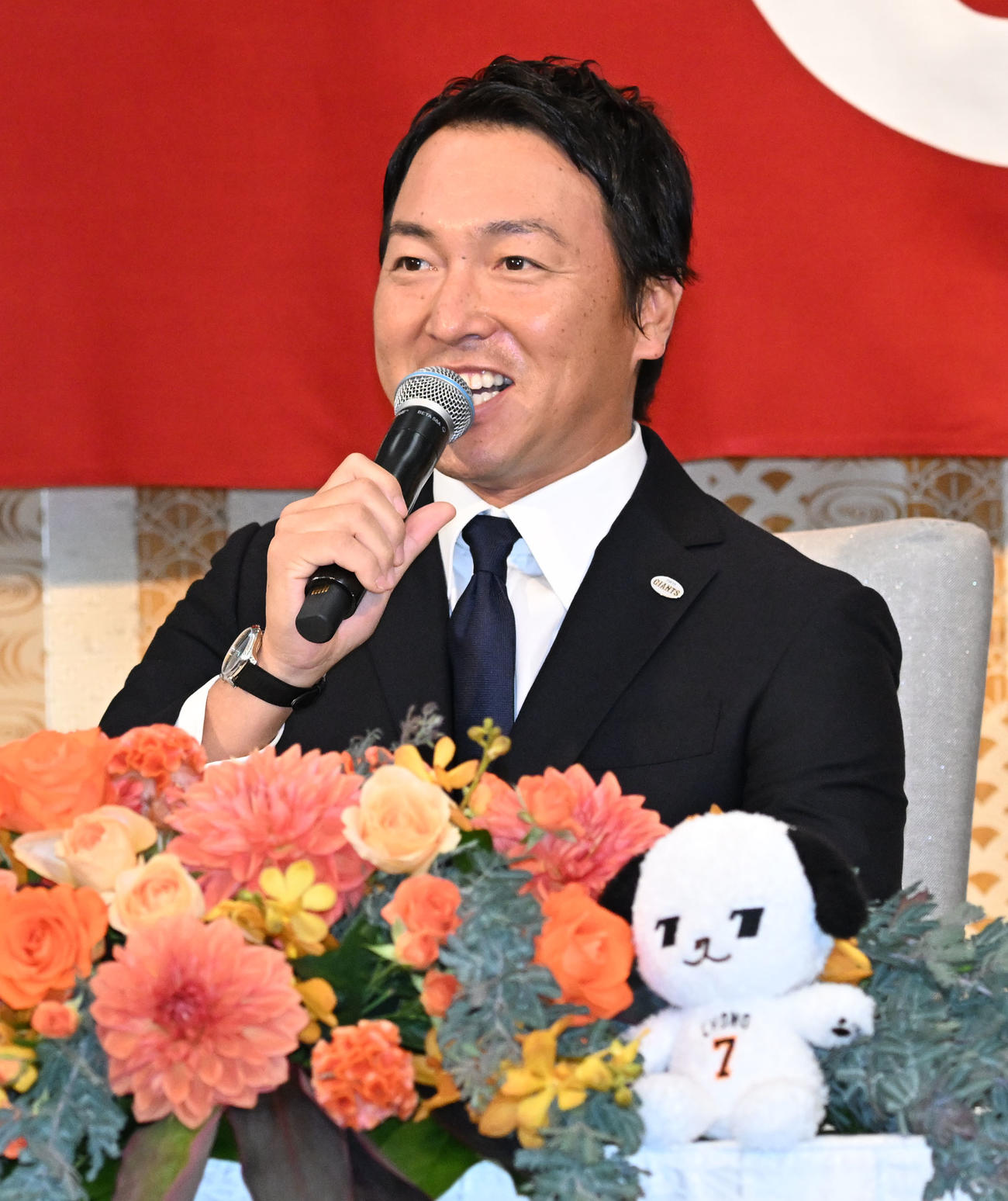 現役引退の記者会見をする巨人長野外野手（撮影・千葉一成）