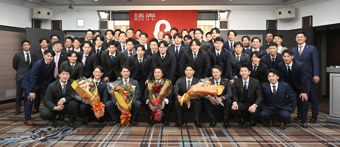 現役引退記者会見に駆けつけた選手やコーチらと記念撮影に臨む巨人長野外野手（前列中央）（撮影・千葉一成）