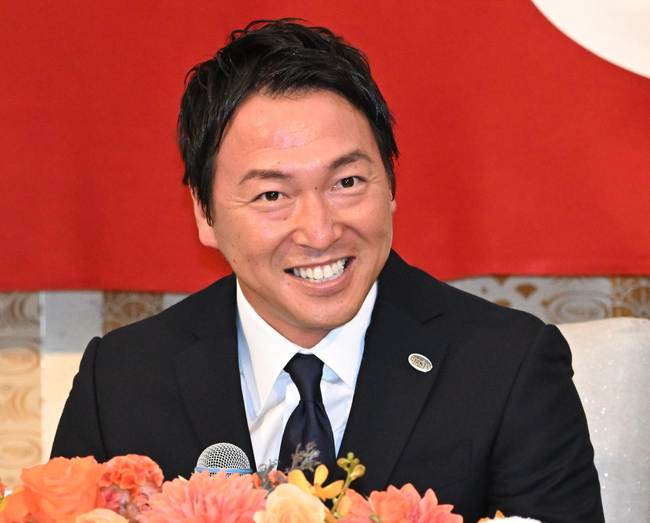 現役引退の記者会見をする巨人長野外野手（撮影・千葉一成）