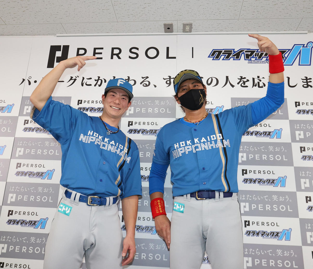 会見終了後にポーズを決める松本剛（左）と新庄監督（撮影・梅根麻紀）